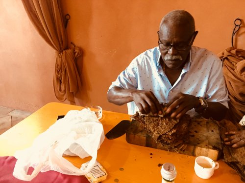 Torcedor Cueto lehrt Zigarre rollen