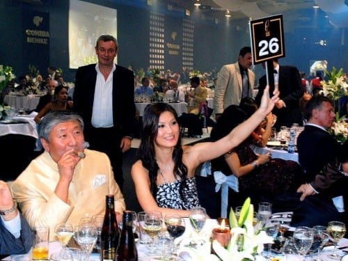 people bidding at festival del habano auction 2010