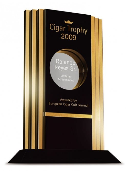 rolando reyes cigar journal lifetime achievement award ecj trophy 2009